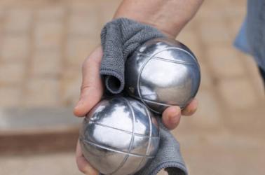 amis-ages-jouant-a-la-petanque amis-ages-jouant-a-la-petanque